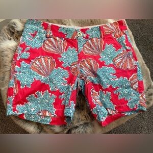 Lilly Pulitzer. Size 4 The Jayne Short. Red With Clam Shell Print